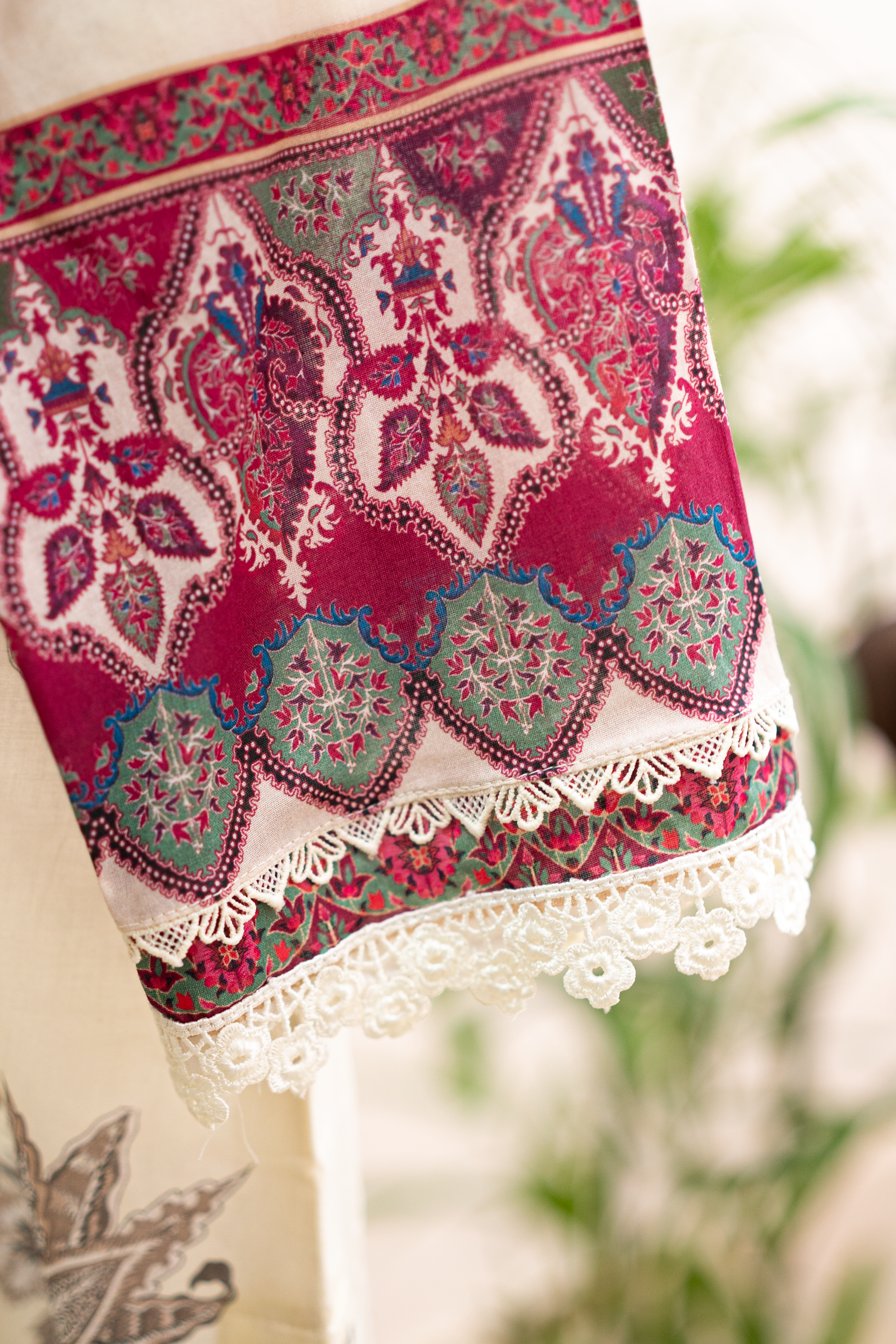 Offwhite lawn sleeve with pink border and lace finishing